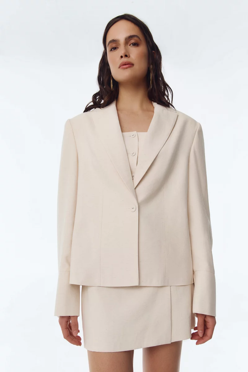 Молочный однобортный жакет свободного прямого кроя фотография 4