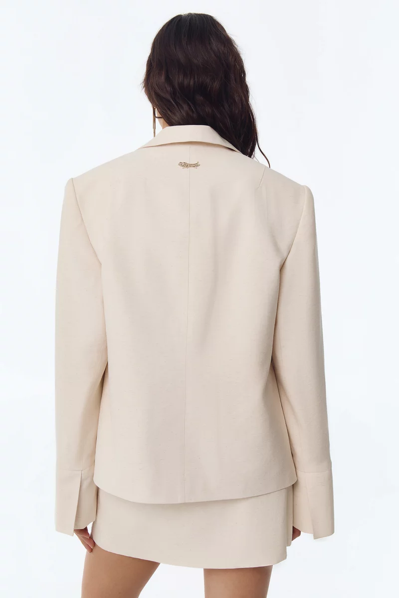 Молочный однобортный жакет свободного прямого кроя фотография 5