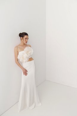 Молочный сатиновый топ с акцентными цветами