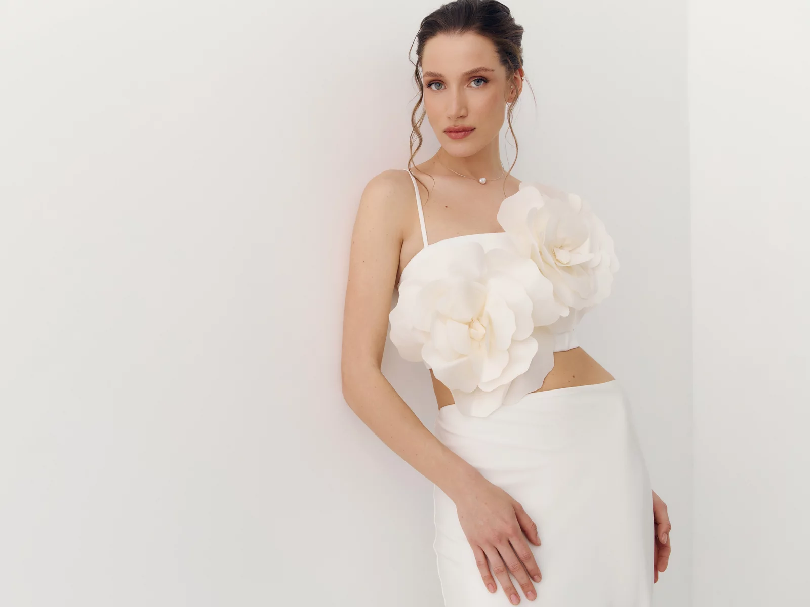 Молочный сатиновый топ с акцентными цветами фотография 1