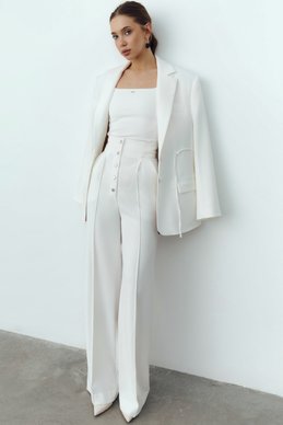 Молочные брюки с акцентными кнопками