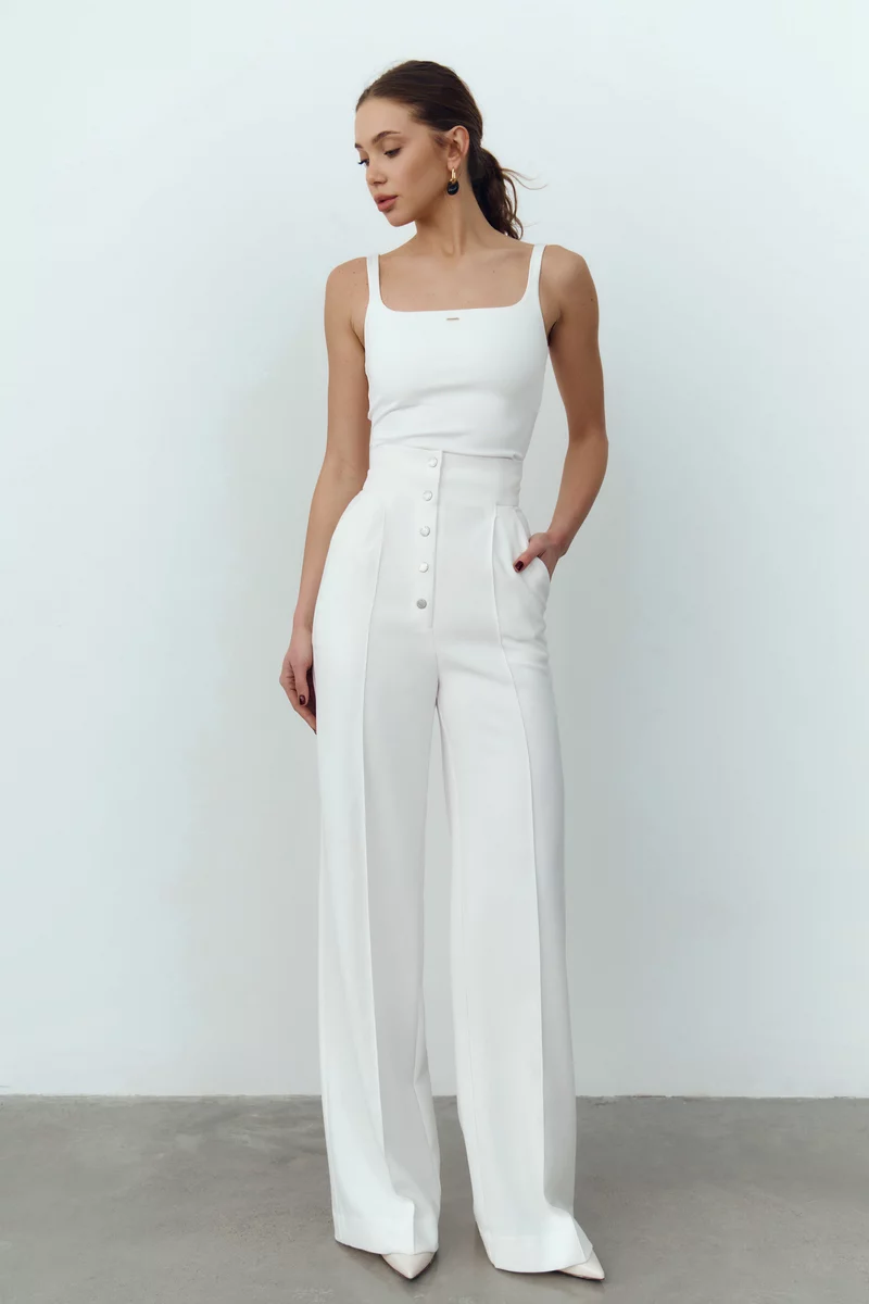Молочные брюки с акцентными кнопками фотография 3