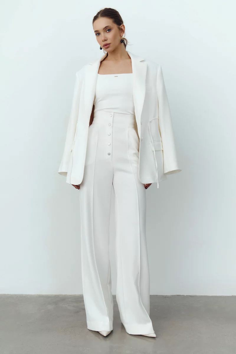 Молочные брюки с акцентными кнопками фотография 4