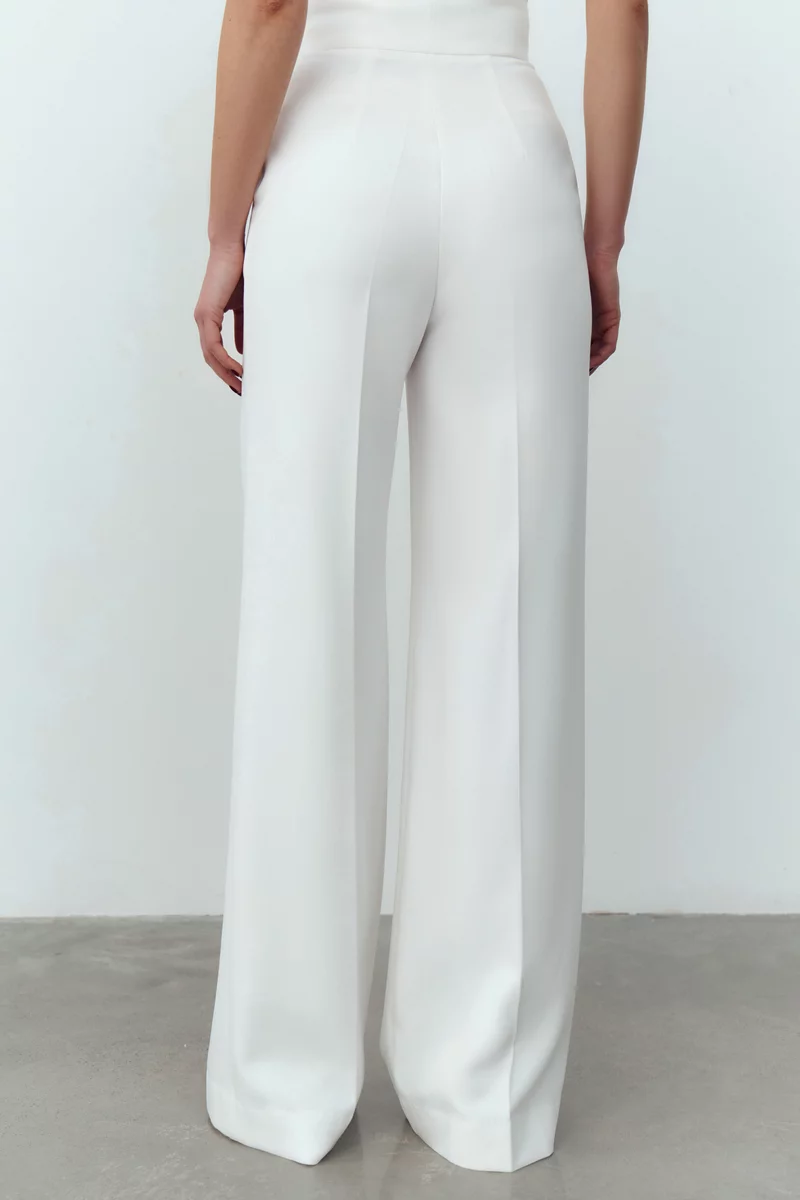 Молочные брюки с акцентными кнопками фотография 5