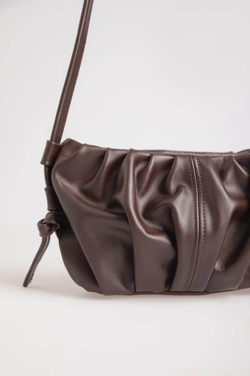 Сумка из натуральной кожи с длинной ручкой в шоколадном оттенке Сумка из натуральной кожи с длинной ручкой в шоколадном оттенке фотография 2