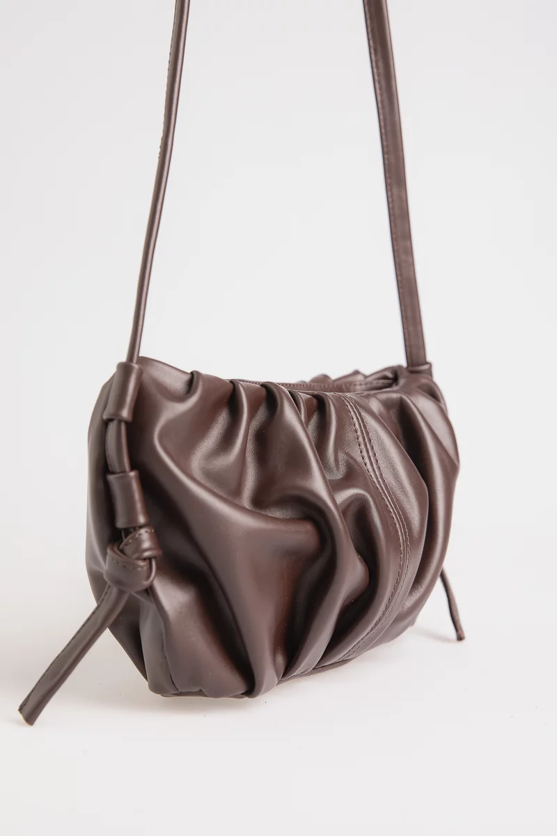 Сумка из натуральной кожи с длинной ручкой в шоколадном оттенке Сумка из натуральной кожи с длинной ручкой в шоколадном оттенке фотография 3