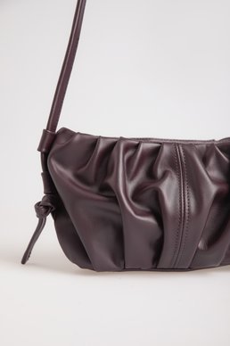 Сумка из натуральной кожи с длинной ручкой в сливовом оттенке