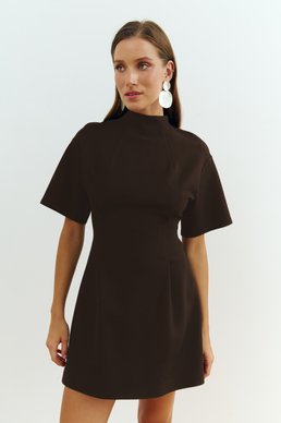 Коричневое трикотажное платье мини с заниженной линией плеча