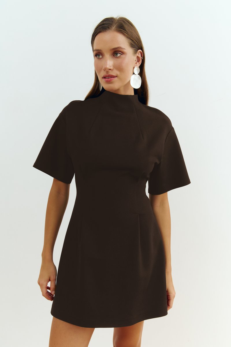 Коричневое трикотажное платье мини с заниженной линией плеча фотография 1