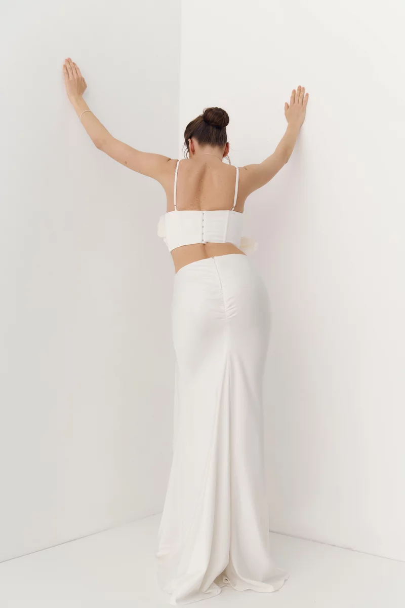 Молочная сатиновая юбка макси с драпировкой фотография 5