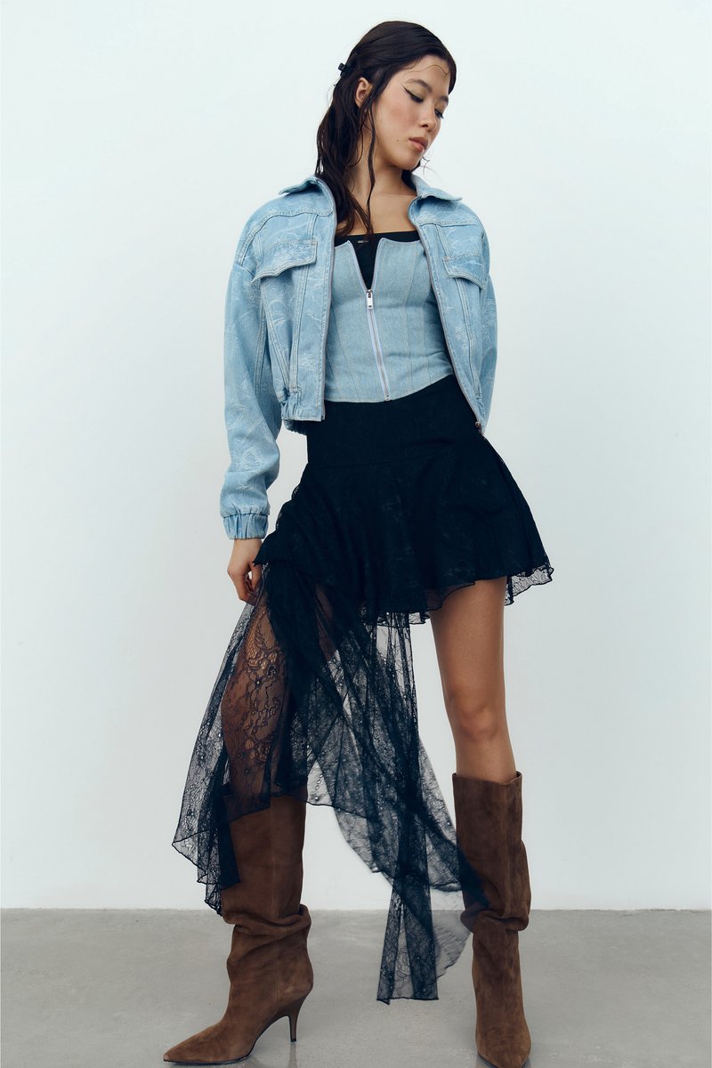 Черная кружевная юбка мини со шлейфом фотография 1