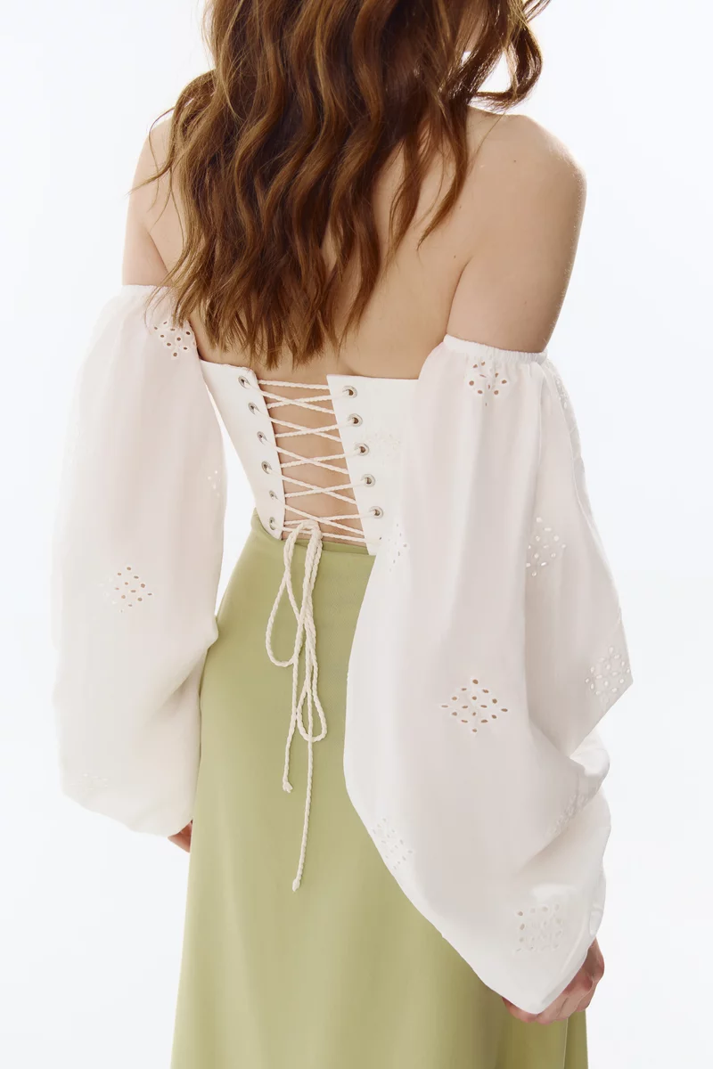 Молочный топ-корсет с длинными рукавами из прошвы фотография 2