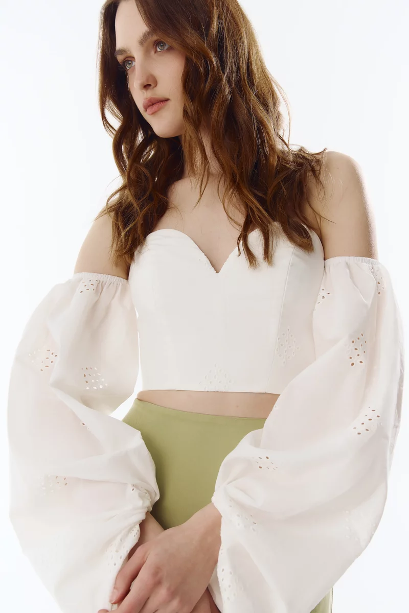 Молочный топ-корсет с длинными рукавами из прошвы фотография 3