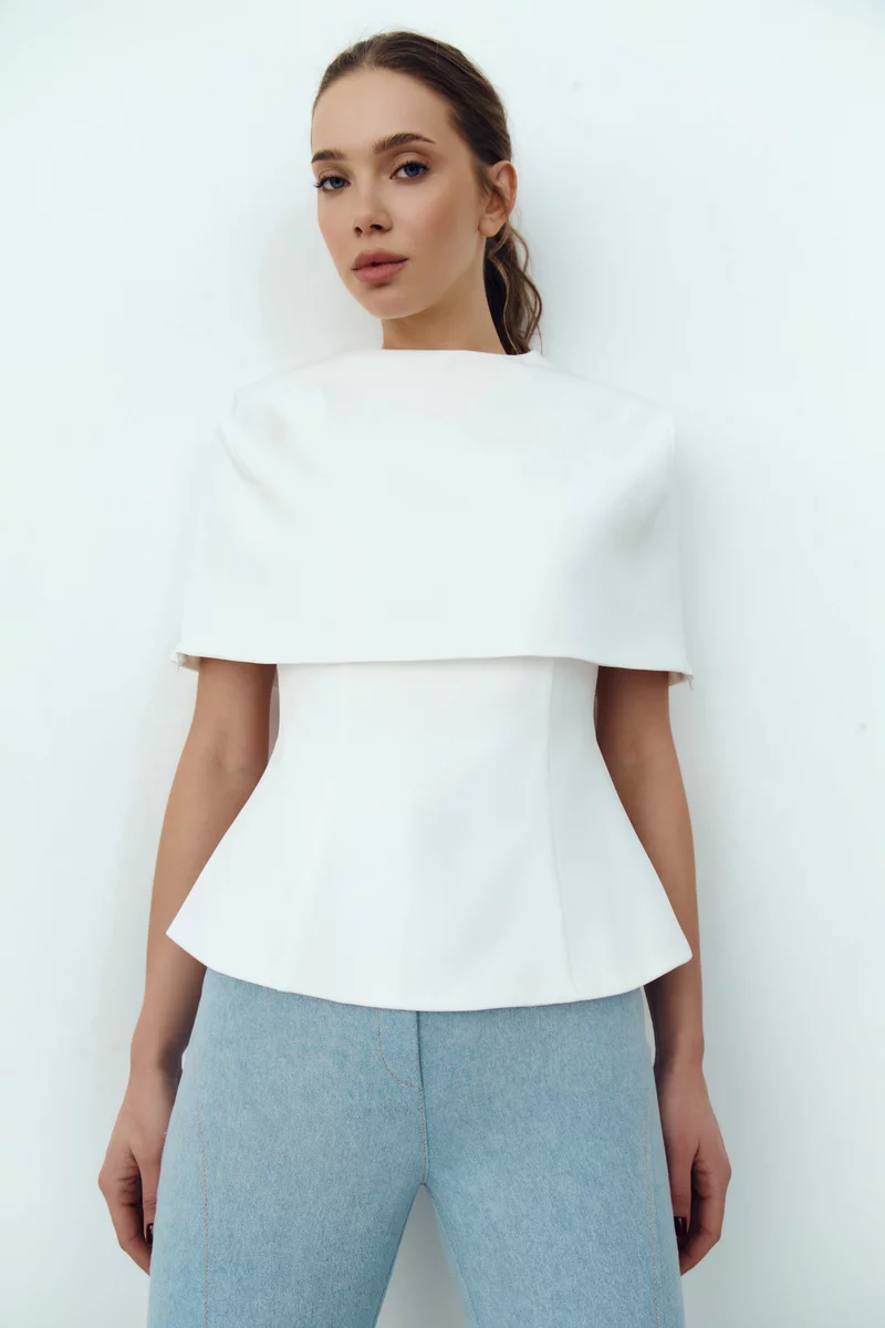 Молочный комплект из топа и кейпа фотография 3