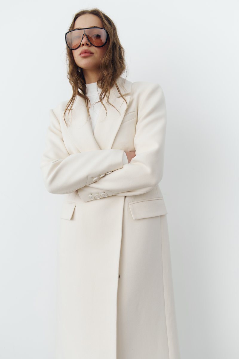 

Молочне шерстяне двобортне пальто