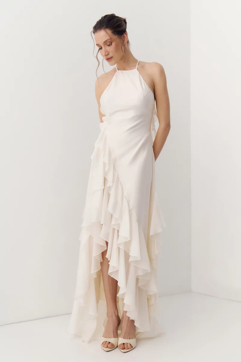 Молочное платье макси с органзой асимметричного кроя фотография 1