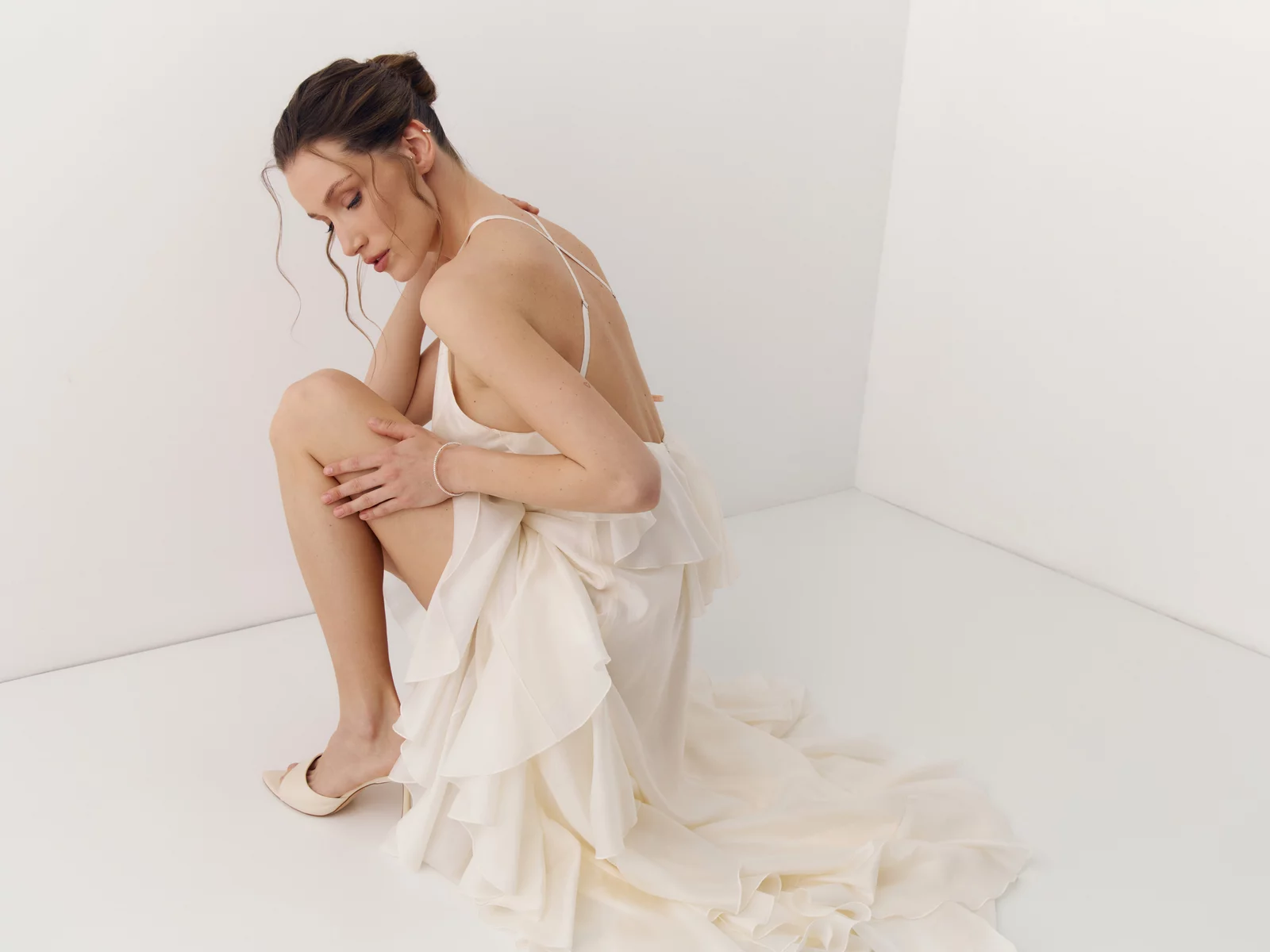 Молочное платье макси с органзой асимметричного кроя фотография 1