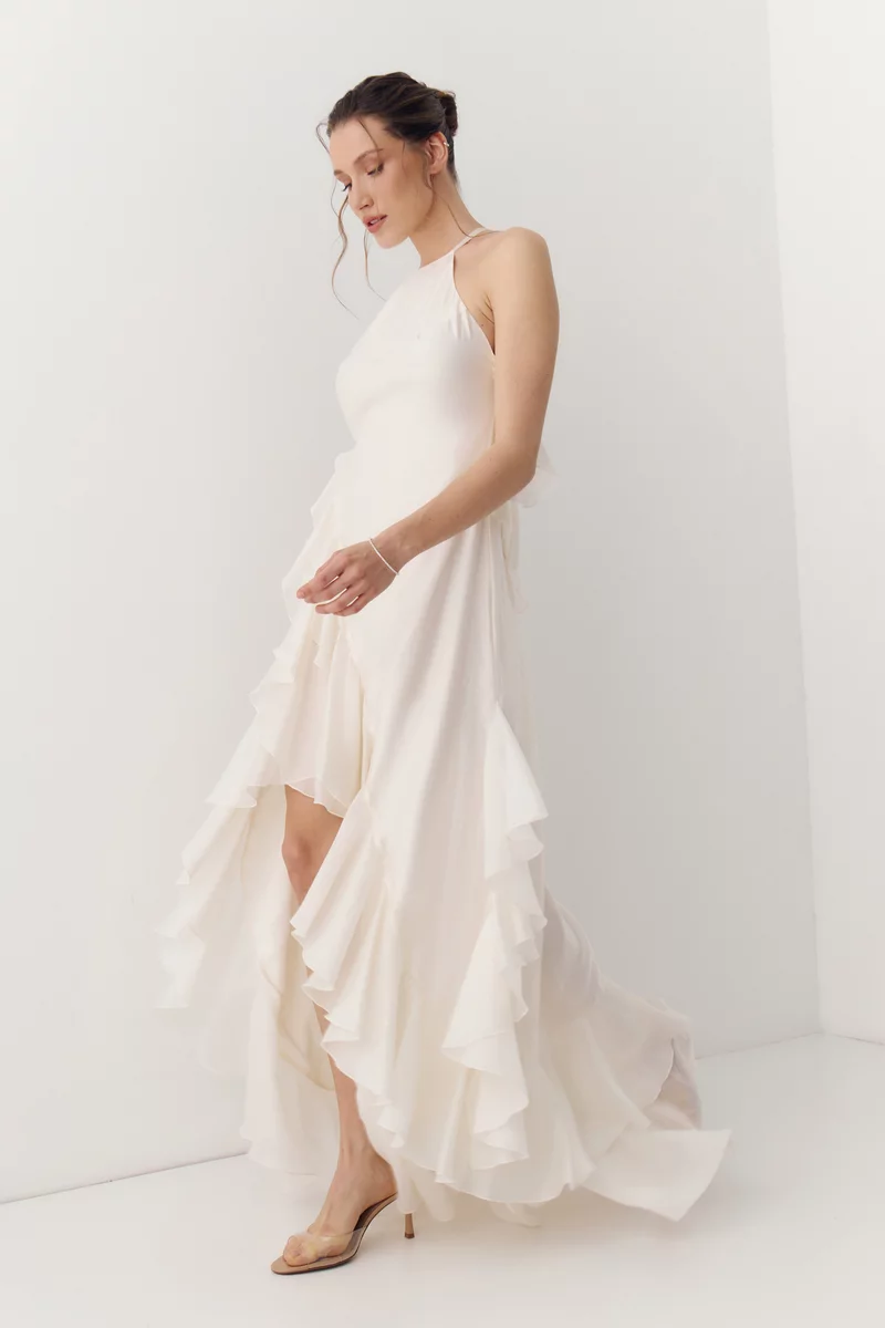 Молочное платье макси с органзой асимметричного кроя фотография 2
