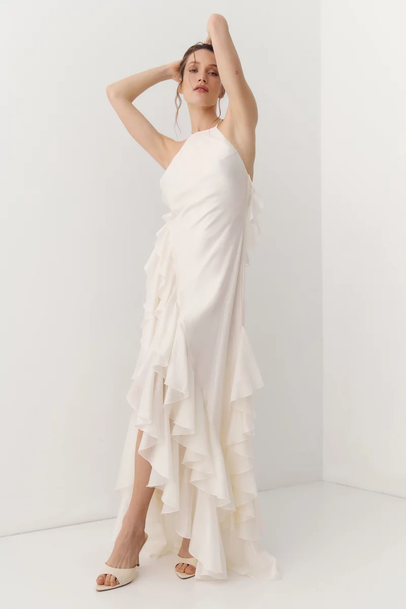 Молочное платье макси с органзой асимметричного кроя фотография 3