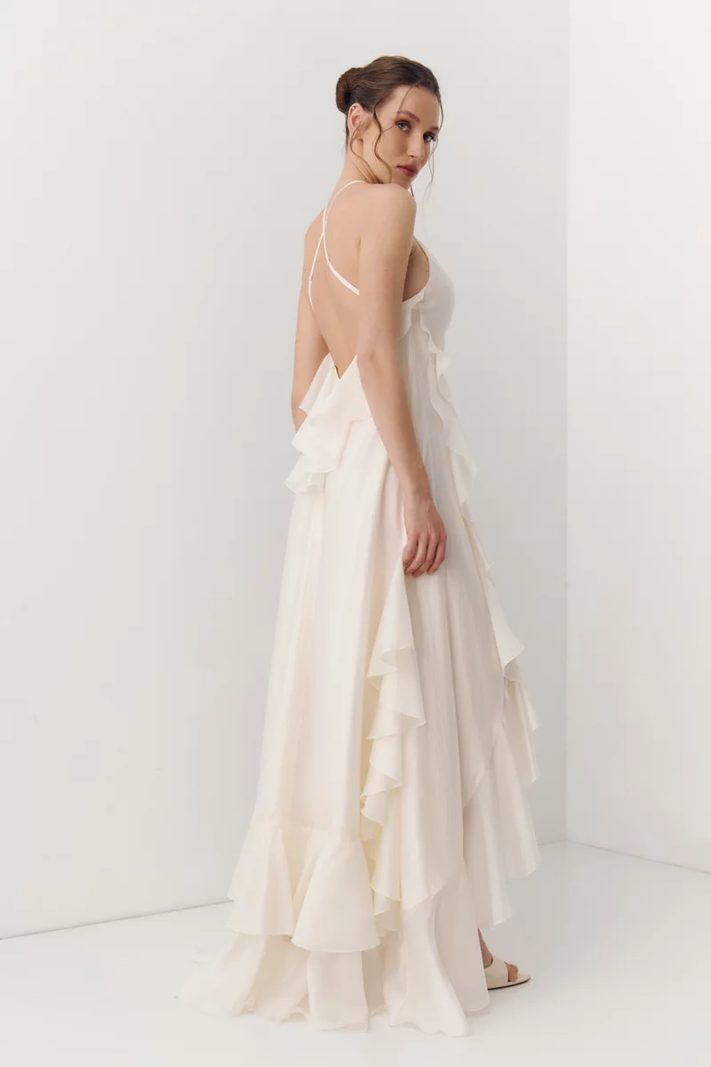 Молочное платье макси с органзой асимметричного кроя фотография 4