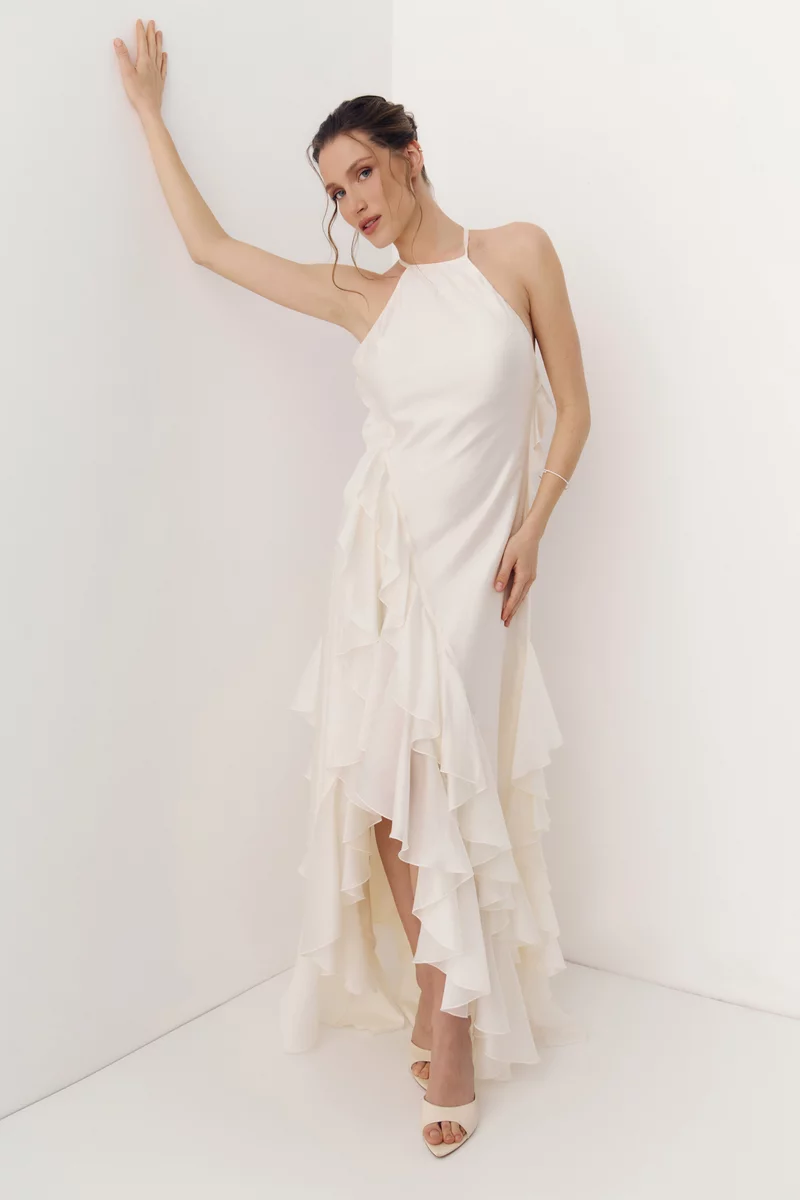 Молочное платье макси с органзой асимметричного кроя фотография 5