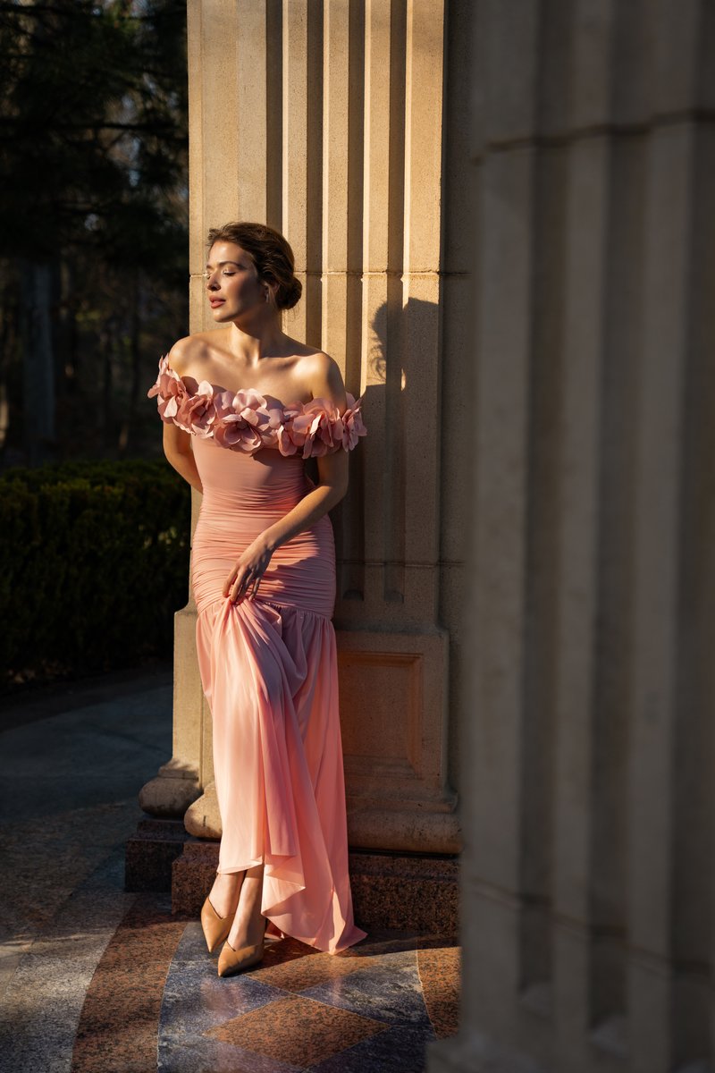 Розовое платье макси из стрейч-сетки с цветами фотография 1