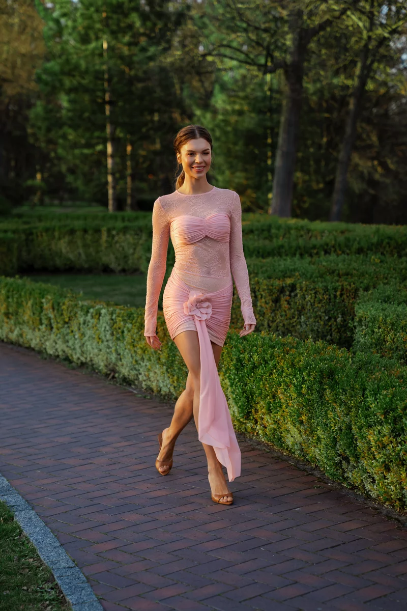 Розовое кружевное платье мини с боковым шлейфом фотография 2