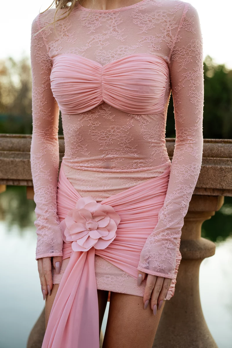 Розовое кружевное платье мини с боковым шлейфом фотография 4
