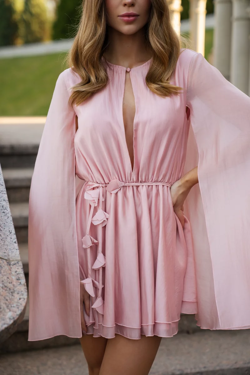 Розовое платье-кейп мини из органзы с поясом фотография 4