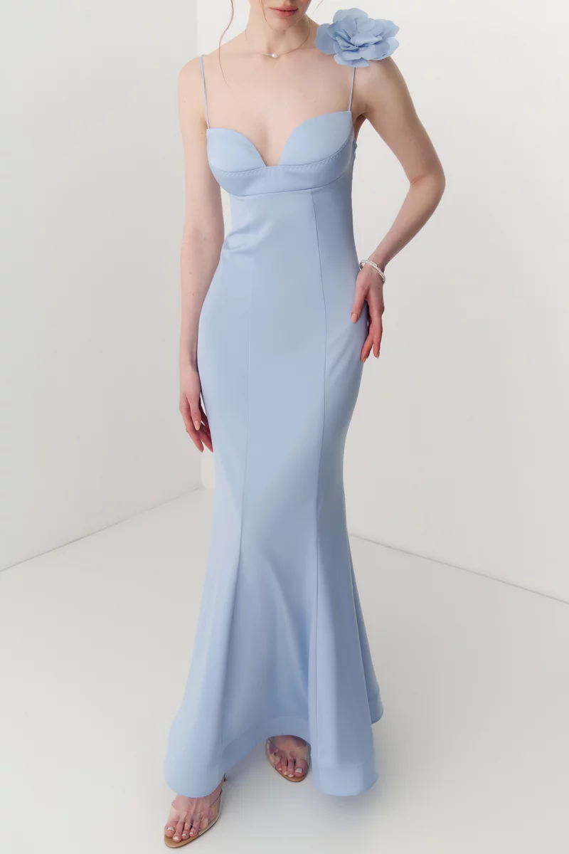 Голубое сатиновое платье макси фотография 4