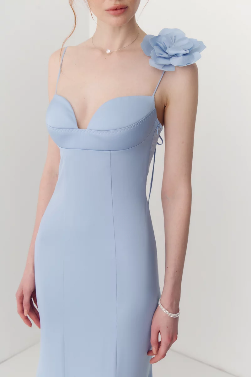 Голубое сатиновое платье макси фотография 5