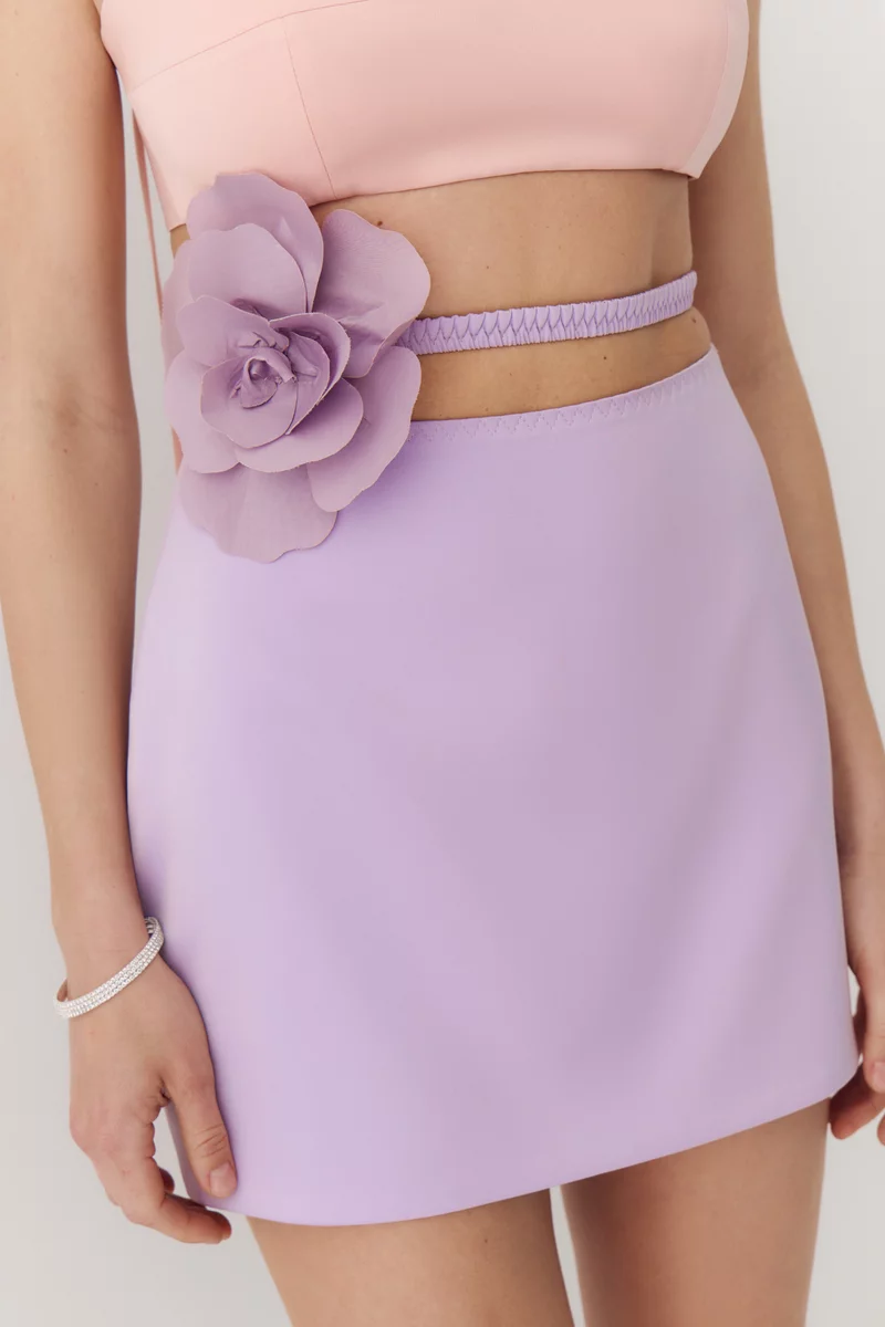 Фиолетовая юбка сатиновая мини с акцентным поясом фотография 3