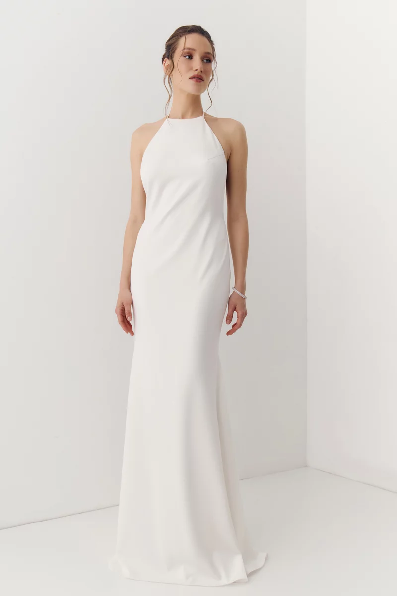 Молочное сатиновое платье макси с акцентными бретелями фотография 2