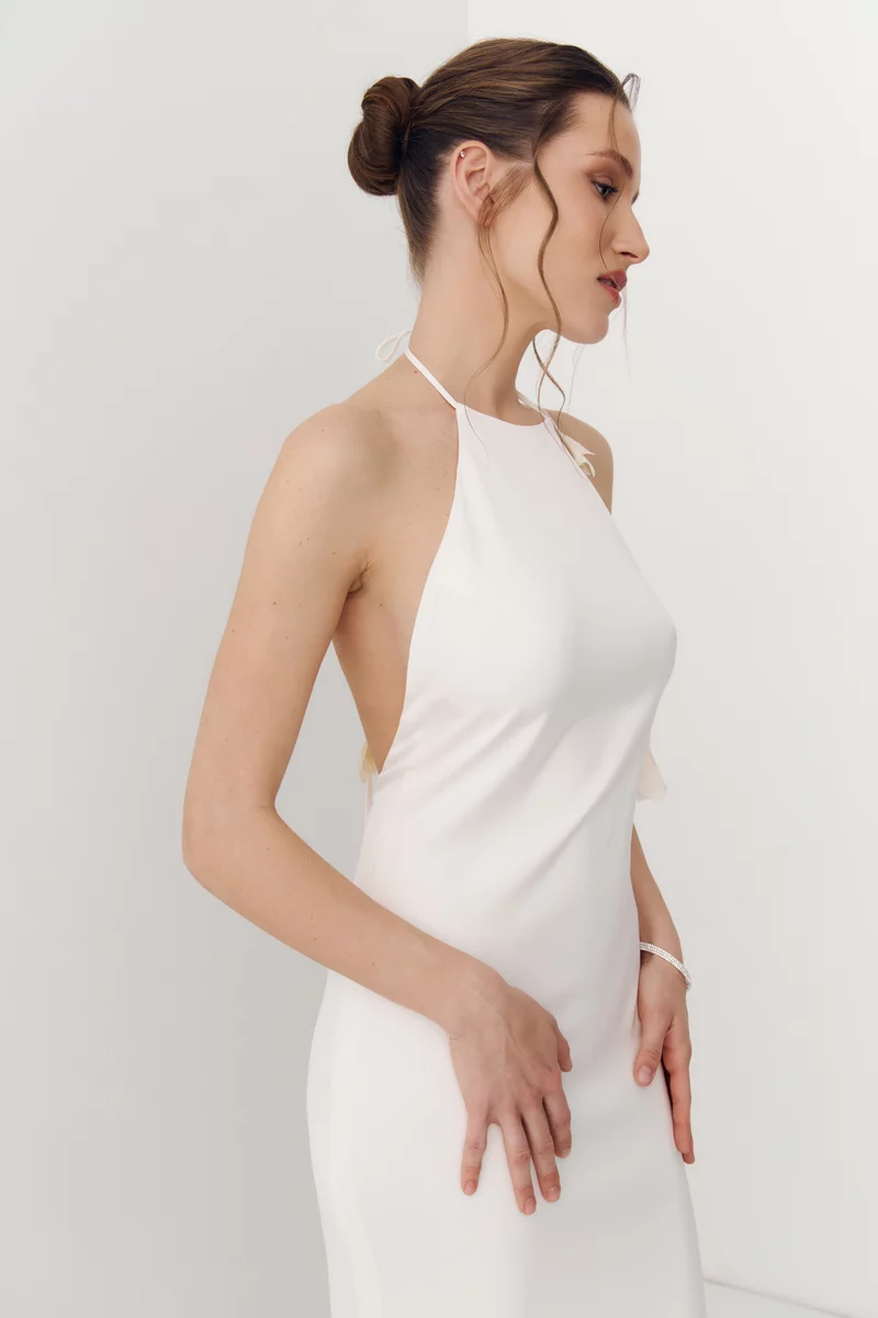 Молочное сатиновое платье макси с акцентными бретелями фотография 4