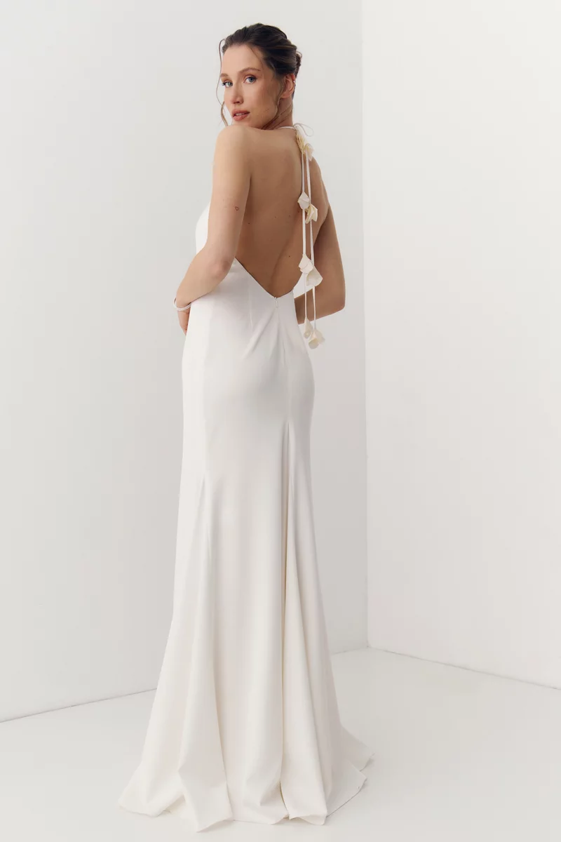Молочное сатиновое платье макси с акцентными бретелями фотография 5
