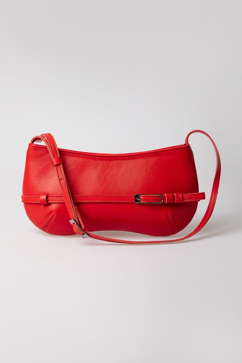 

Червона сумка із натуральної шкіри з пряжкою