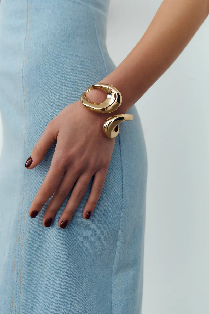 Золотистый браслет асимметрия фотография 1