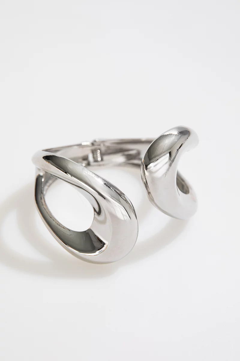 Серебристый браслет асимметрия фотография 3