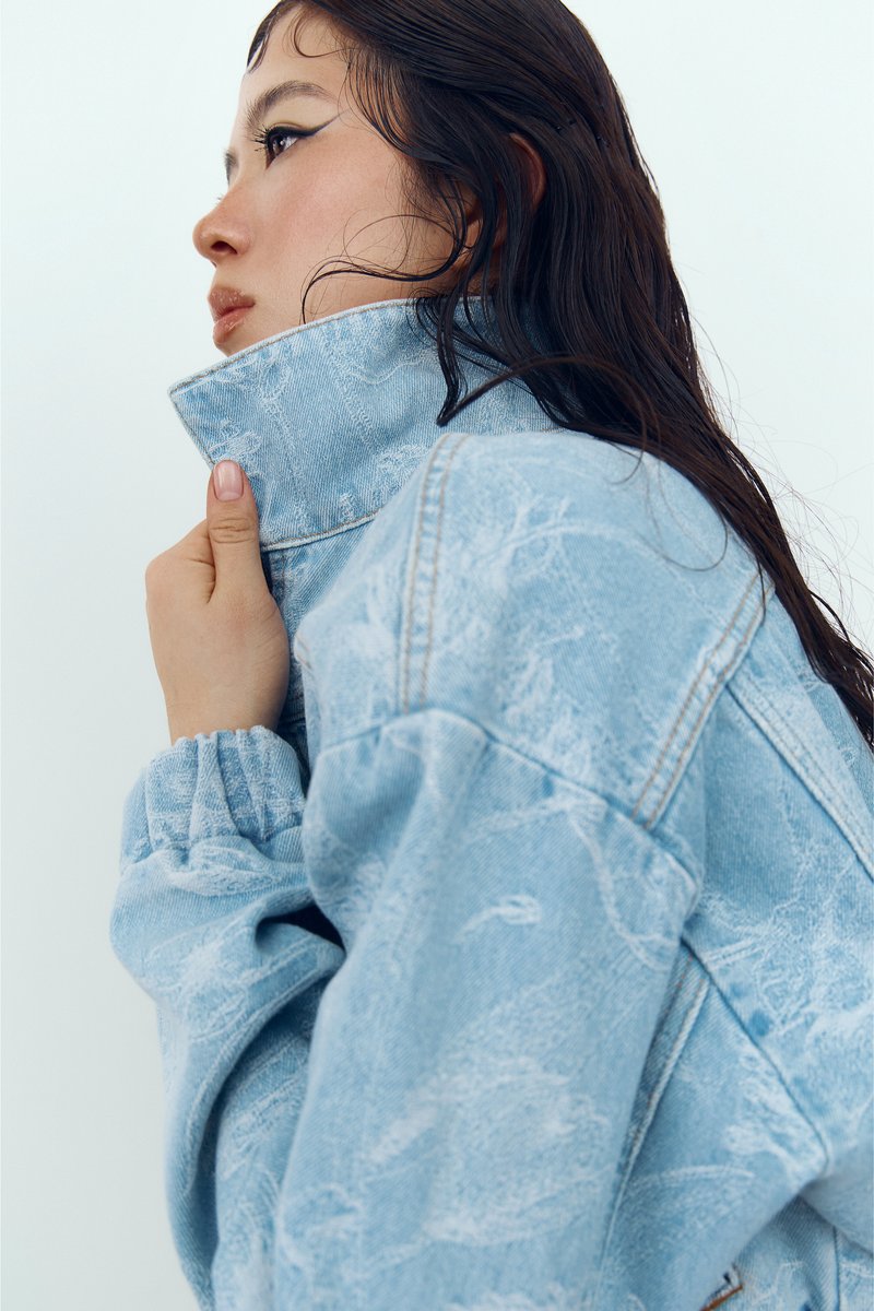 Голубая куртка из денима с принтом фотография 1