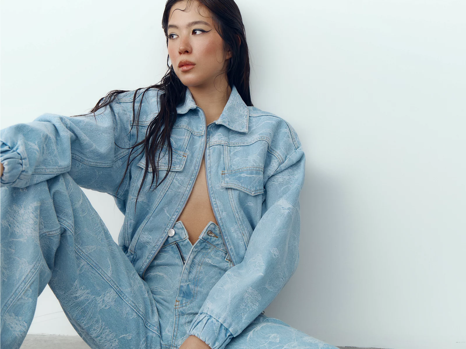 Голубая куртка из денима с принтом фотография 1