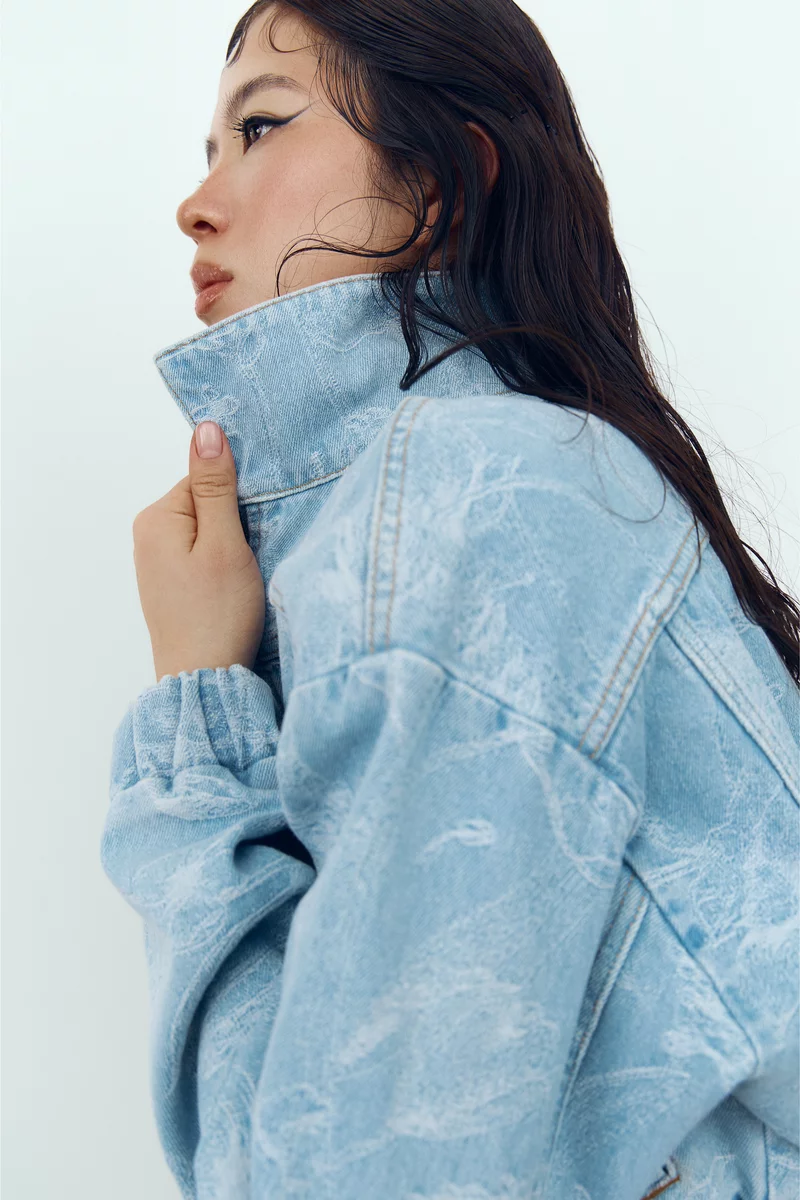 Голубая куртка из денима с принтом фотография 1