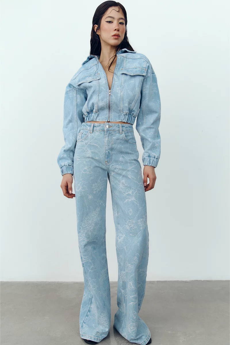 Голубая куртка из денима с принтом фотография 2