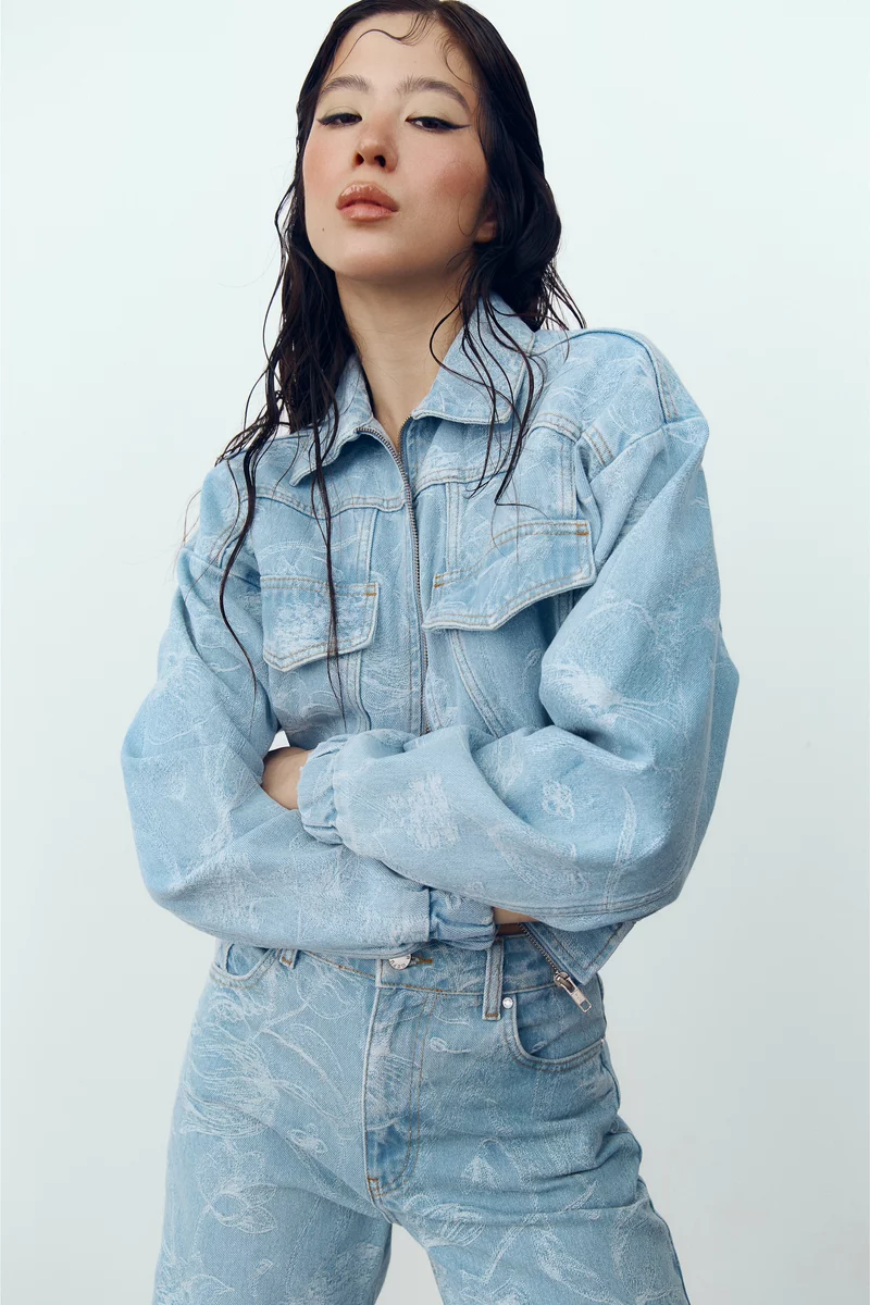 Голубая куртка из денима с принтом фотография 4