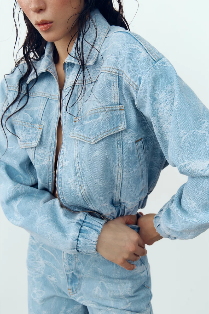 Голубая куртка из денима с принтом фотография 5