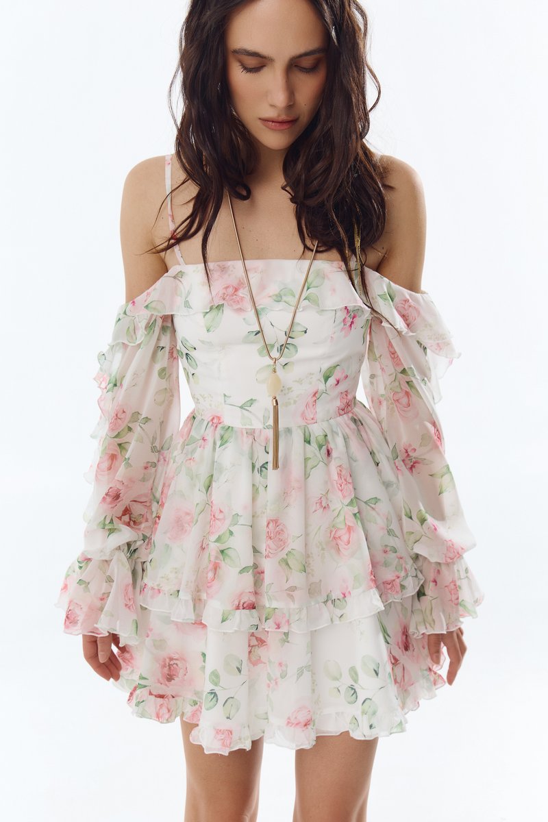 Молочное шифоновое платье мини на бретелях с цветочным принтом фотография 1