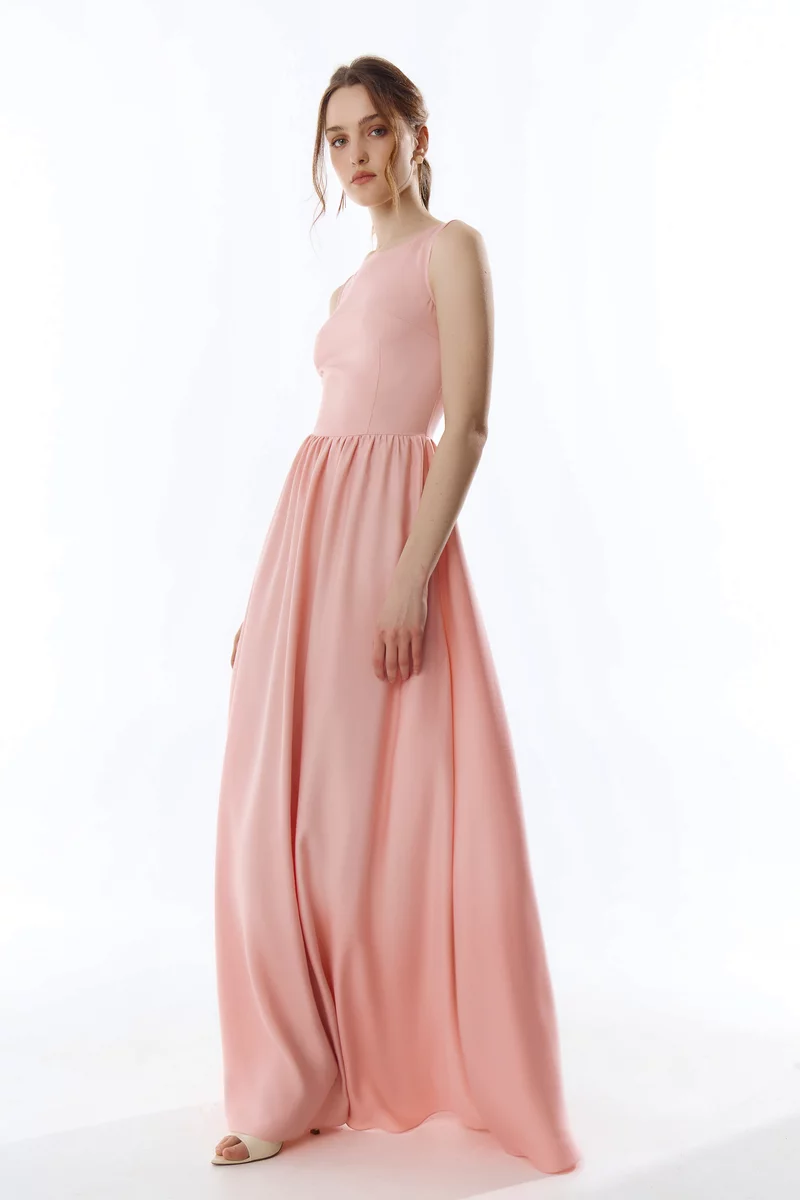Розовое платье макси с расклешенной юбкой фотография 2