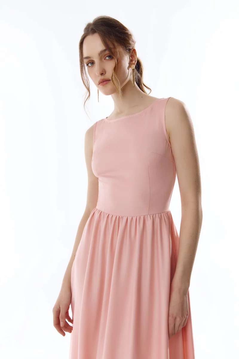 Розовое платье макси с расклешенной юбкой фотография 3