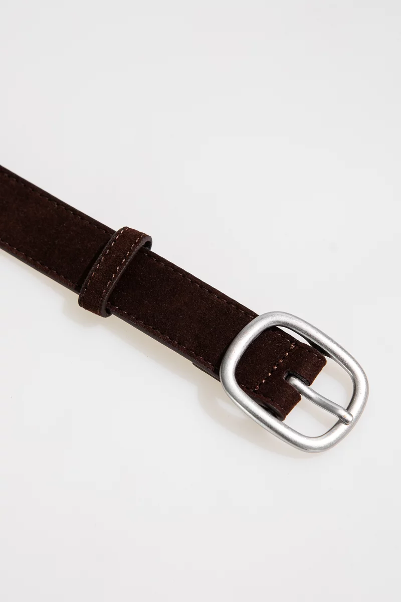 Ремень из экокожи в шоколадном оттенке фотография 4