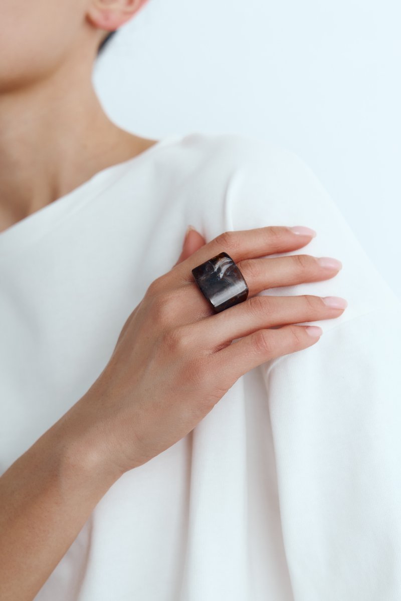 

Масивна каблучка у шоколадному відтінку