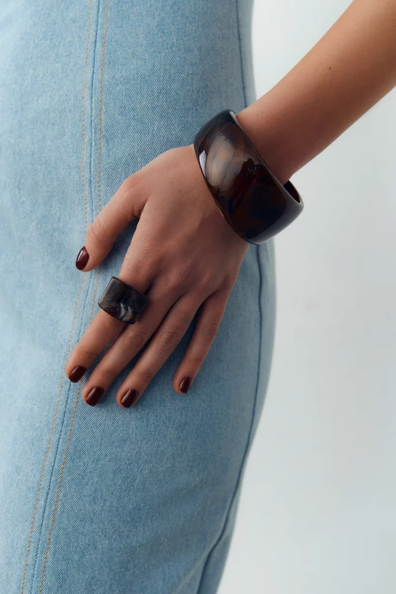 Массивное кольцо в шоколадном оттенке фотография 2